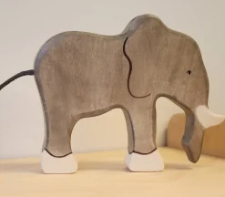 Holztiger Olifant Van Hout, Slurf Naar Beneden